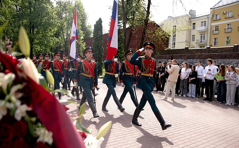 Митинг, возложение цветов в сквере Памяти Героев выставке «Возрождение Донбасса»