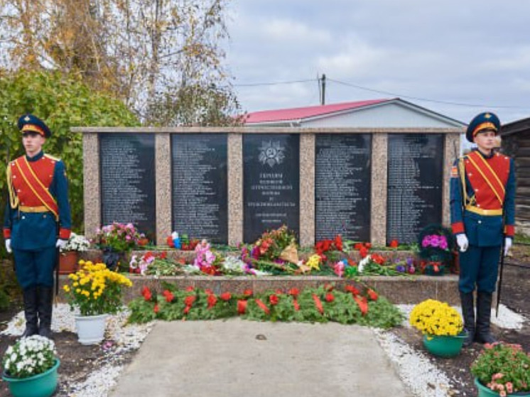 В Ярковском районе установили памятник погибшим воинам