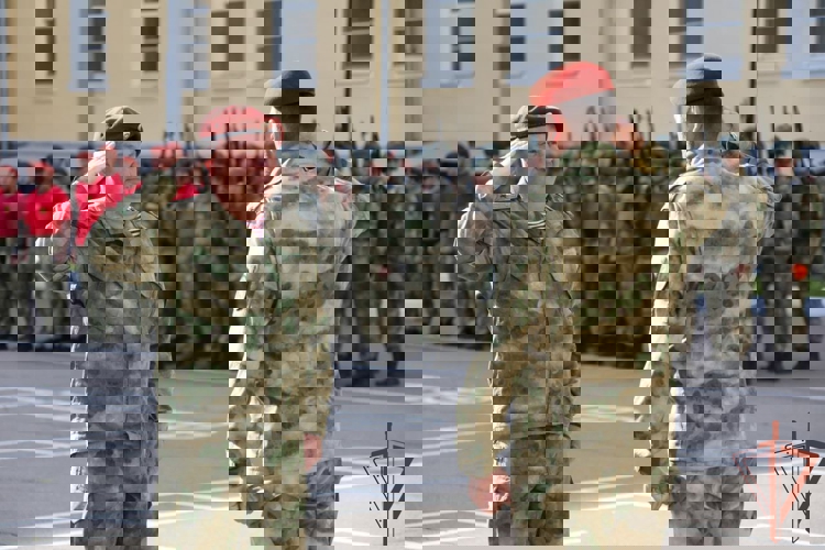 Генерал-полковник Юрий Яшин поздравил спецназовцев, которые успешно прошли квалификационное испытание на право ношения крапового берета (видео)