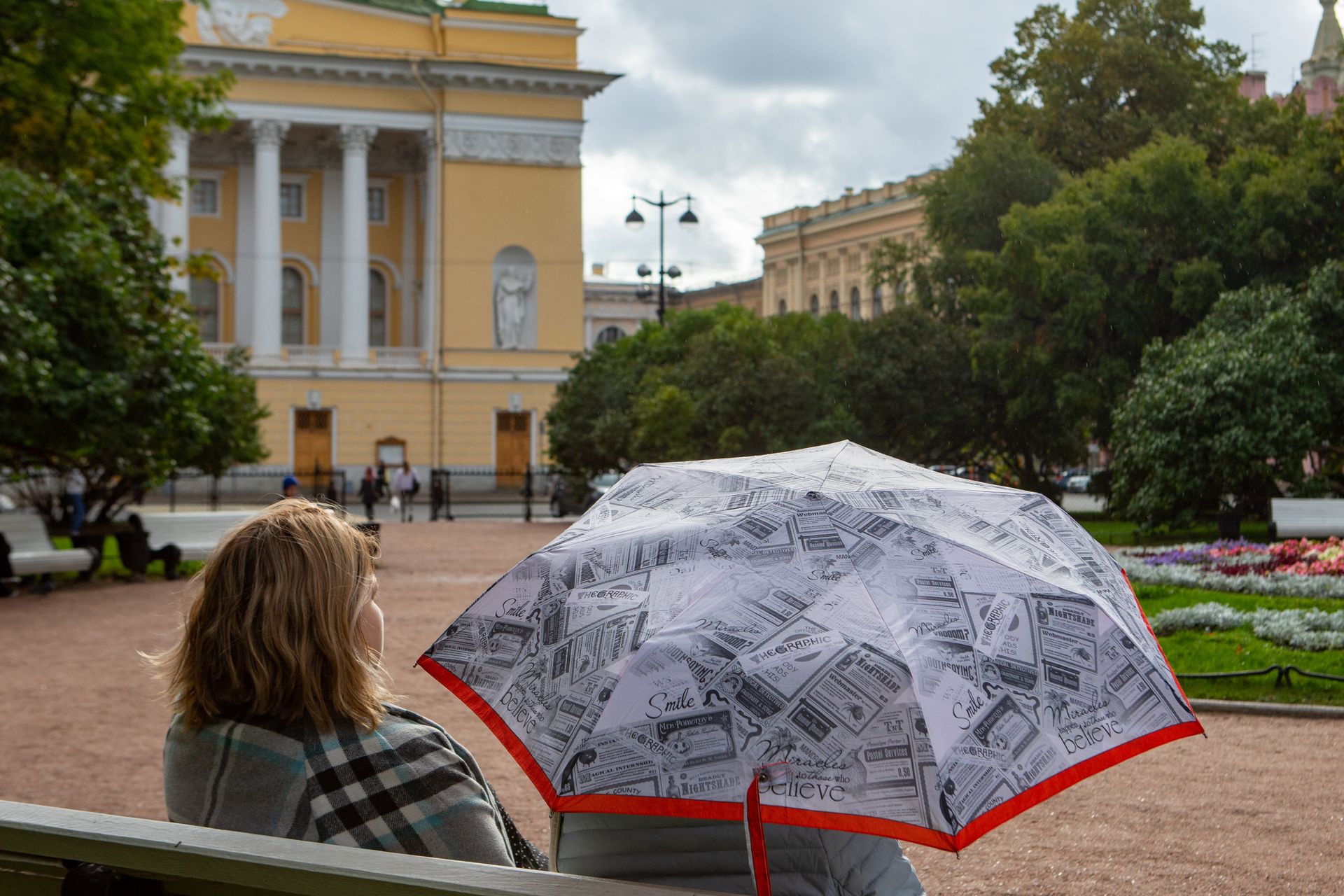 Формирование городской среды спб. Санкт-Петербург в сентябре. Место с зонтом в Питере. Ветер в Питере. Дождь в СПБ.