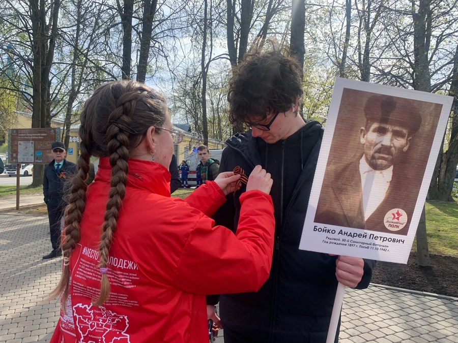Георгиевские ленточки раздали в Гатчине