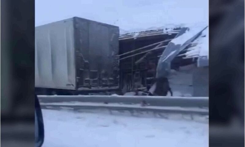 В Ярославской области многотонный грузовик влетел в забор частного дома и снес постройку