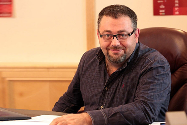 Из Новосибирска в Москву: Ара Карапетян — художественный руководитель театра Касаткиной и Василева