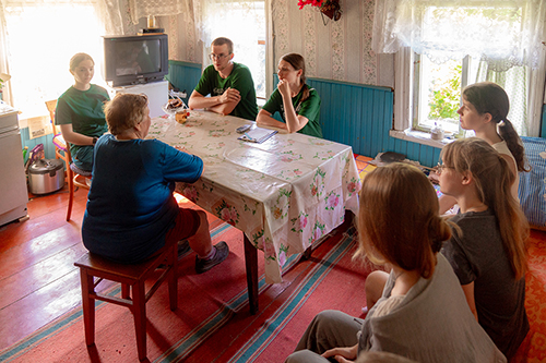 Участники проекта в гостях у жительницы деревни Тивдия. Фото: https://vk.com/karely_lyudiki
