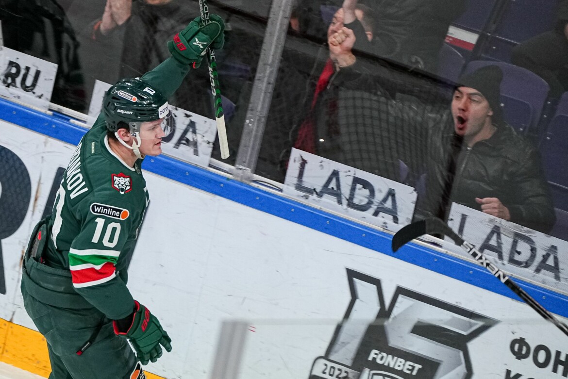 Фавориты кхл. Локомотив ярославль 2011. Фавориты кхл. Вбрасывание шайбы в хоккее. Хоккей ак барс.