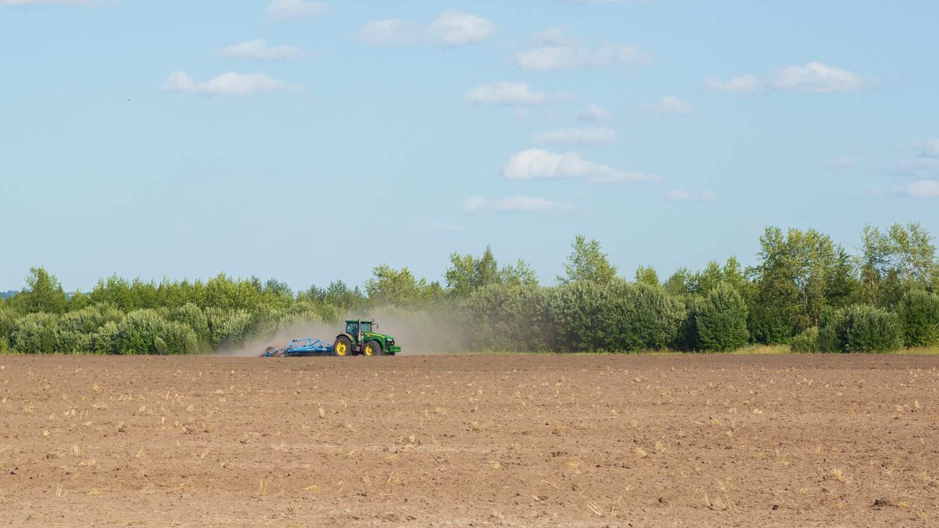 Se puede adelantar a un tractor en línea continua 2023