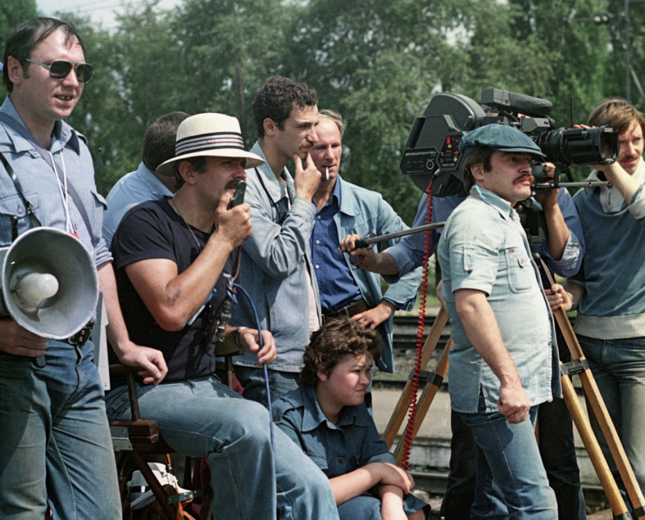 Режиссер Никита Михалков (второй слева) на съемках фильма «Родня». Киностудия «Мосфильм», 1981 год