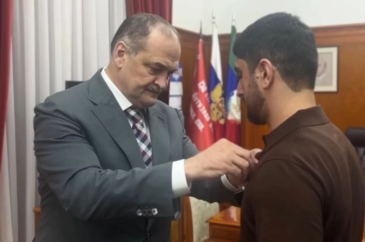 Сергей Алимович наградил офицера лично.