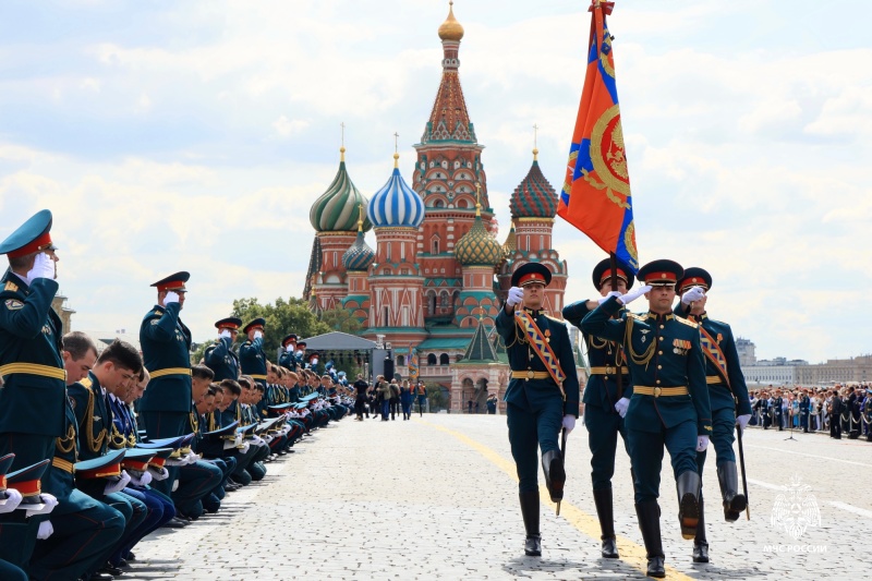 На Красной площади вручили дипломы выпускникам двух вузов МЧС России