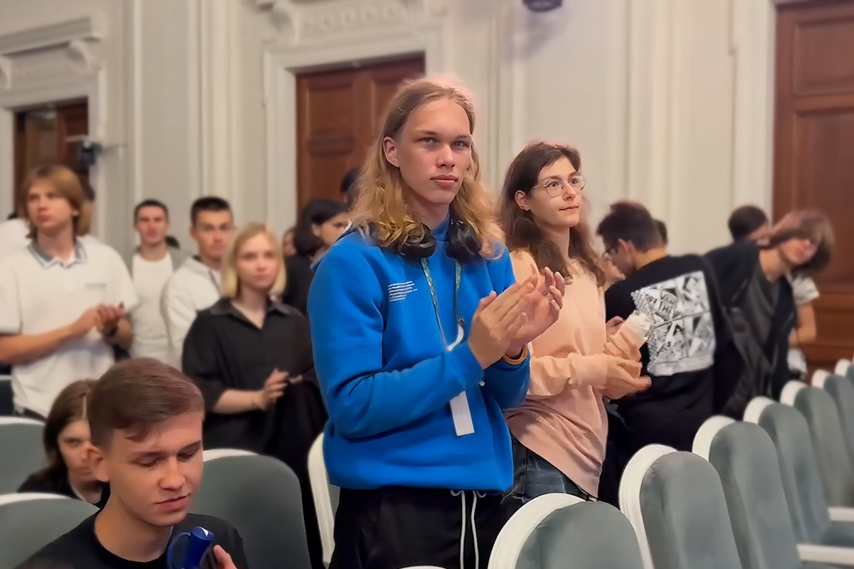 Студенты поднялись с мест в знак благодарности 