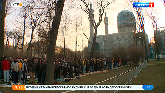 Ураза байрам в петербурге. Ураза байрам в Санкт Петербурге. Мечеть на Горьковской.