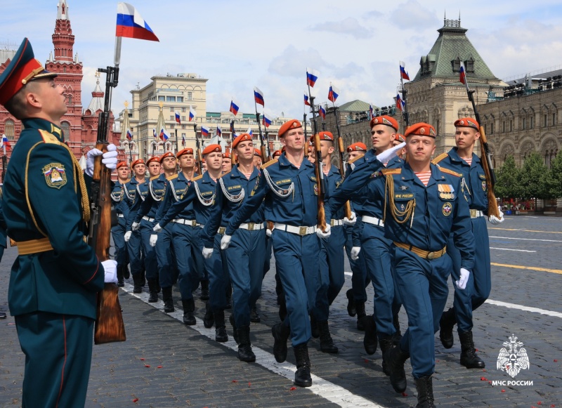 На Красной площади вручили дипломы выпускникам двух вузов МЧС России