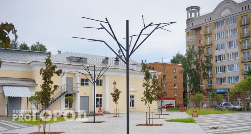 Сквер возле кинотеатра 