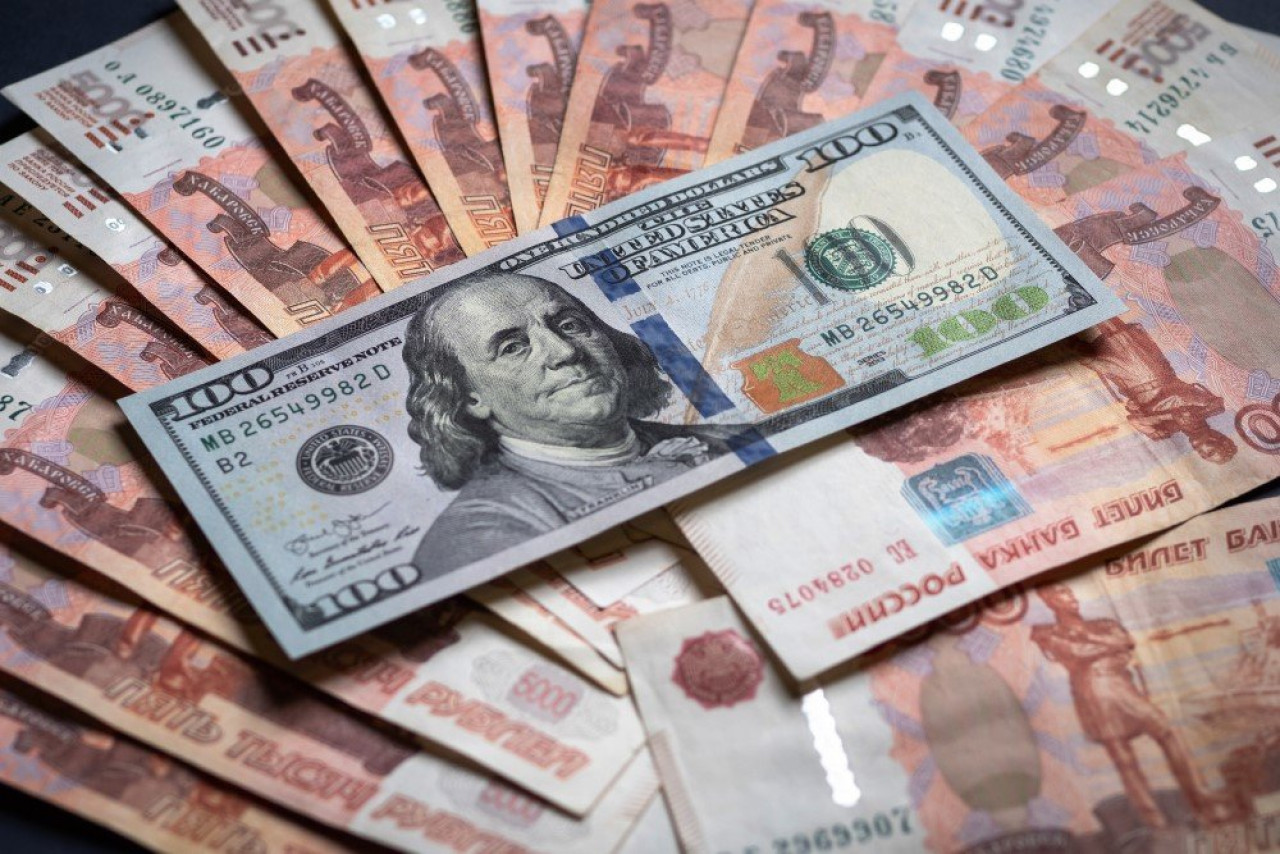 Эксперт рассказал, кому лучше не менять рубли на доллары