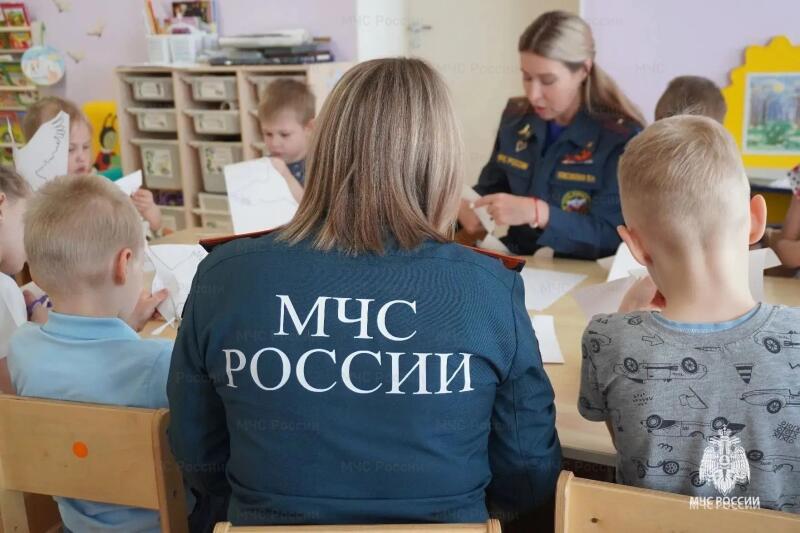 В Урае сотрудники МЧС России и воспитанники детского сада изготовили символы для акции «Окна Победы»