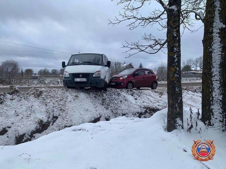 В Тверской области водитель грузовика включил аварийку, но забыл про поворотник: произошло ДТП