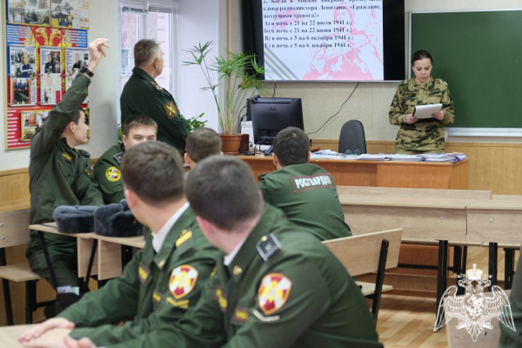 Росгвардейцы провели для студентов Курского автотехнического колледжа историческую викторину