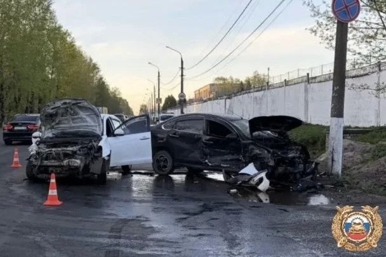 Четыре человека пострадали в столкновении двух Nissan в Тверской области