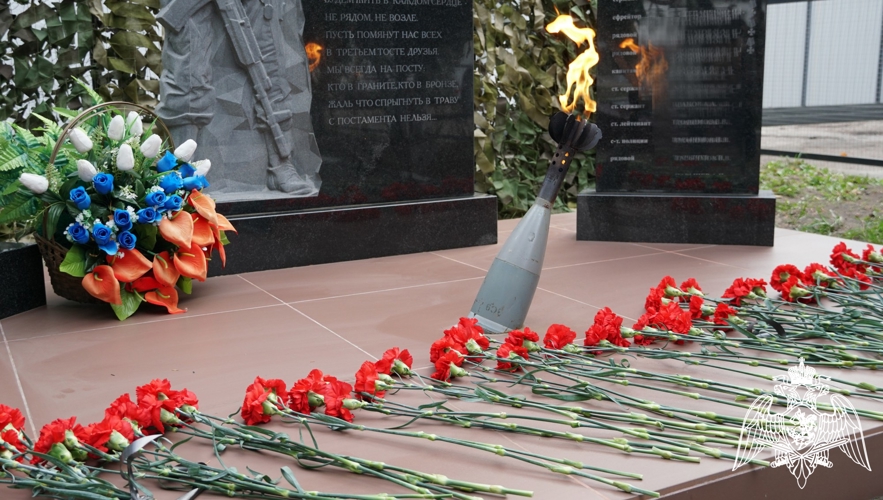 Память погибших при выполнении служебных обязанностей военнослужащих и сотрудников войск правопорядка почтили в Брянске
