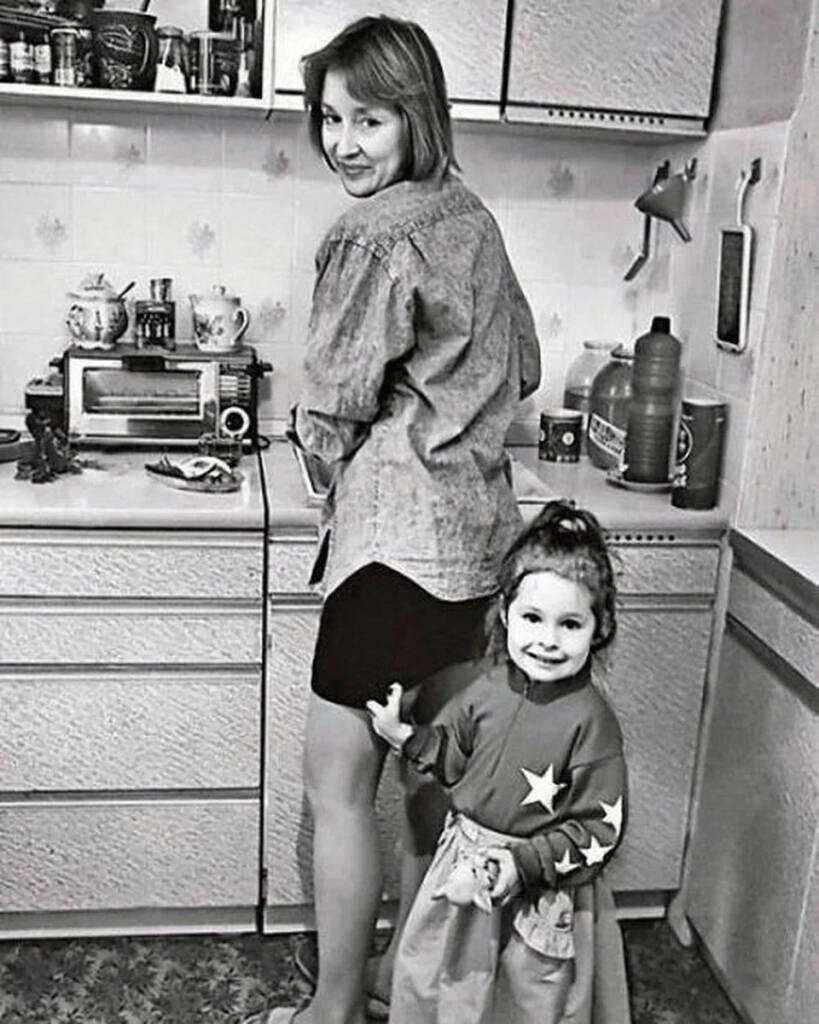 Лариса Удовиченко с дочерью Машей, начало 90-х