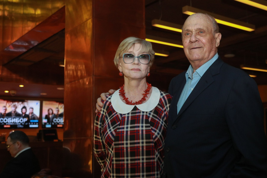 Режиссер Владимир Меньшов и его супруга, актриса Вера Алентова на премьере фильма Константина Хабенского «Собибор» в кинотеатре «Москва», 2018 год