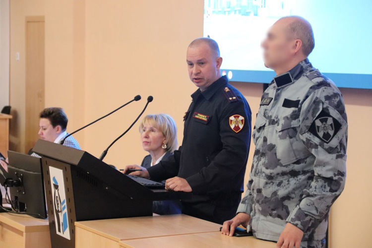 В Самаре росгвардейцы встретились со студентами-медиками