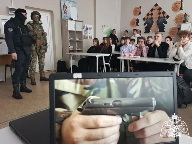 Герои среди нас: школьники встретились с бойцами ОМОН «Кривич»