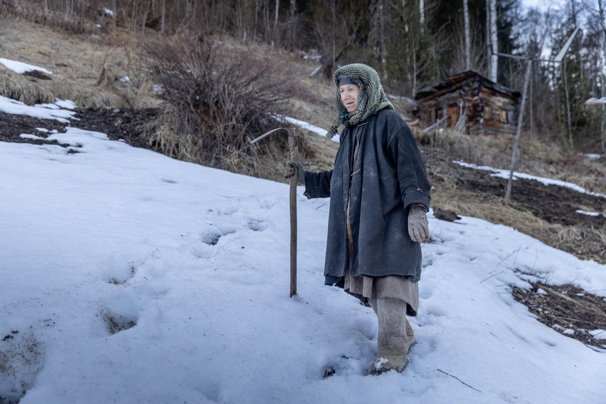 Отшельница онежская людмила ивашова. У агафьи лыковой смыло дом. Отшельница агафья лыкова. Где живёт агафья лыкова показать на карте. Карельская отшельница людмила ивашова.