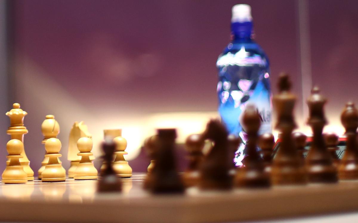 Шахматы на троих. Шахматная тура. Chess system. Дебюты в шахматах для начинающих пошагово. Ладья на белом фоне.