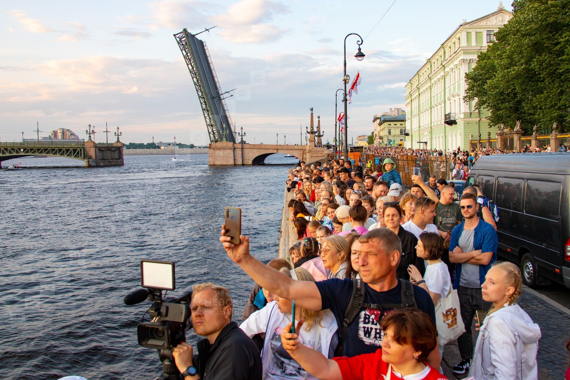 Репетиция алых парусов. У набережной. Алые паруса вчера в Питере. Репетиция алых парусов 2023. Алые паруса с Университетской набережной.