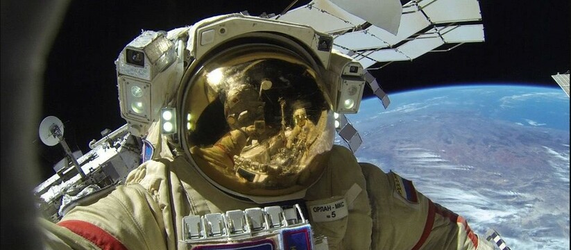 Вчера, 29 апреля в социальной сети появилось фото, которое опубликовала госкорпорация «Роскосмос». Снимок быстро набрал популярность, так как это селфи космонавта в открытом космосе. Сотрудники Роскосмоса так же подписали, что фотографию сделал Олег Конон
