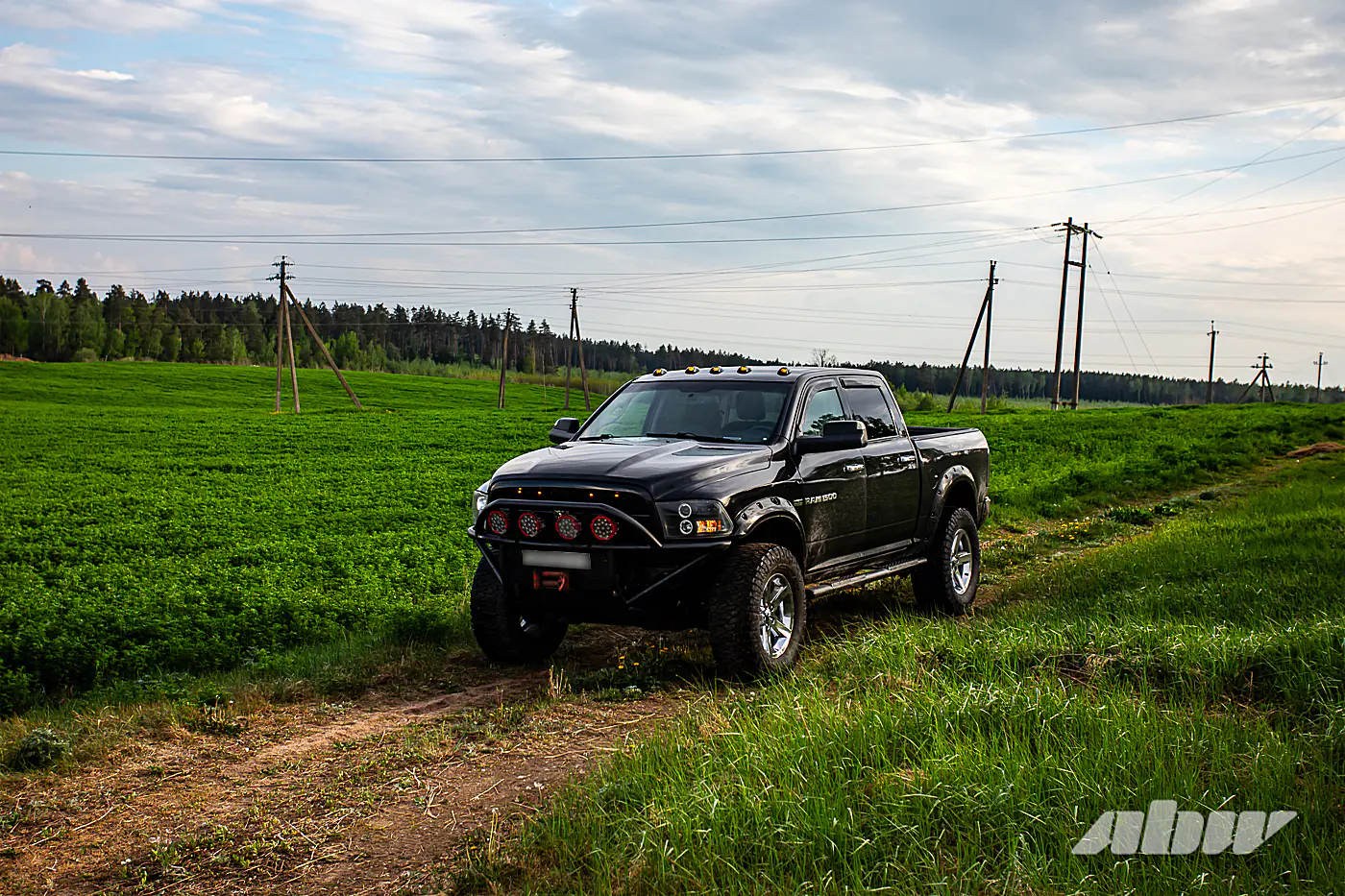 Очень крутой рейнджер: возвышаемся над потоком на Dodge Ram V8