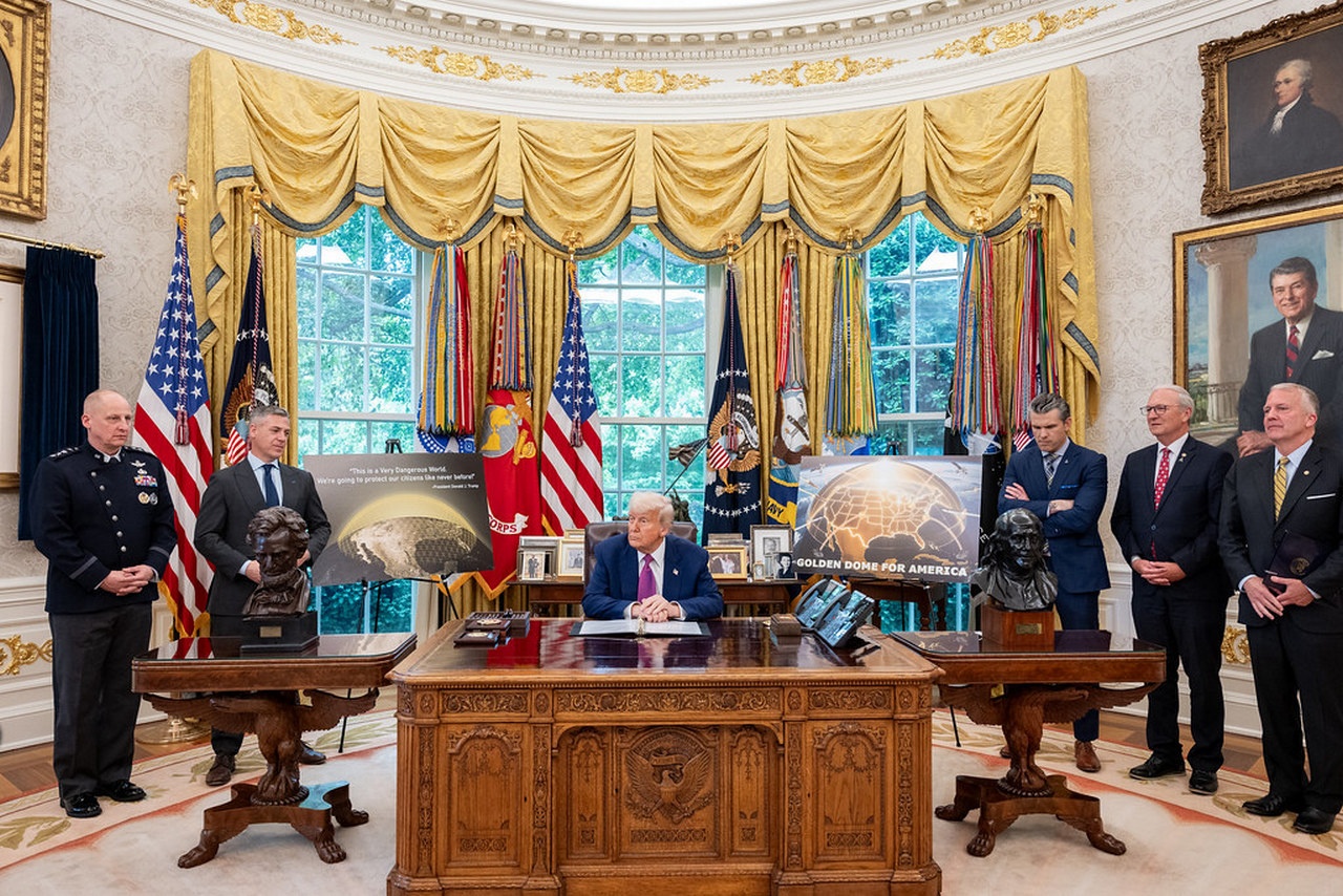Дональд Трамп объявляет о создании системы противоракетной обороны «Золотой купол», генерал Майкл А. Гетлейн крайний слева, 20 мая 2025 г.