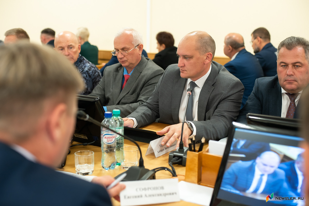 Владимир Климентовский (второй справа).