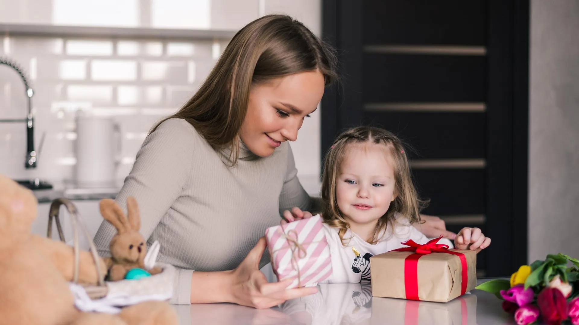 Включи как дети делают из из из маме подарят. Present for mom.