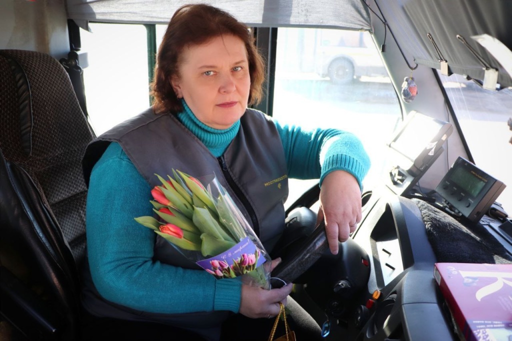 Школьники Волоколамска поздравили с праздником весны единственную женщину-водителя