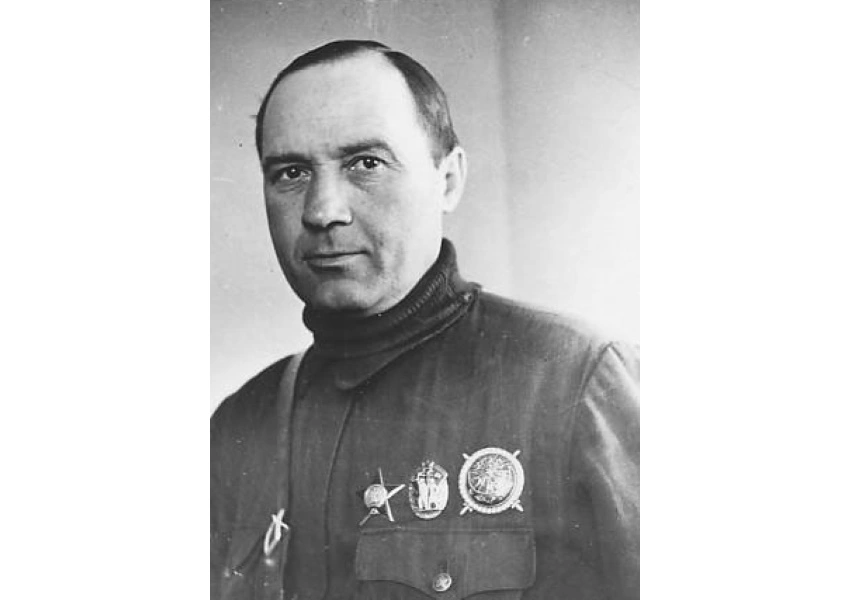 Летчик Комаров Петр Тихонович