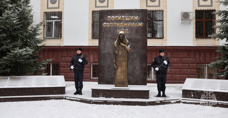 В Тюмени почтили память сотрудников МВД