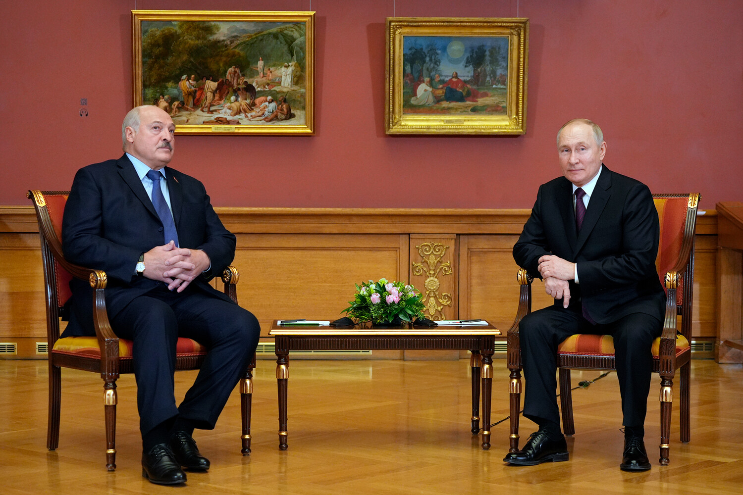 Путин вырывает стул у лукашенко