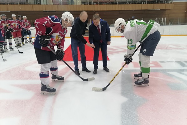 На ледовой арене «Снежный барс» состоялся товарищеский матч по хоккею с шайбой между командами ФСИН России и ПАО Сбербанк 