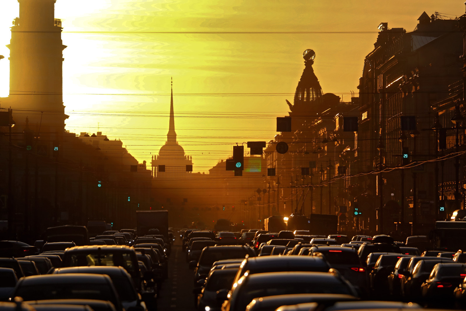 В санкт петербурге идет