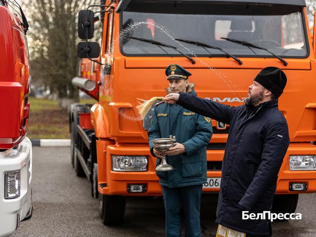 Вячеслав Гладков вручил ключи от новых спецмашин белгородским пожарным - Изображение 3