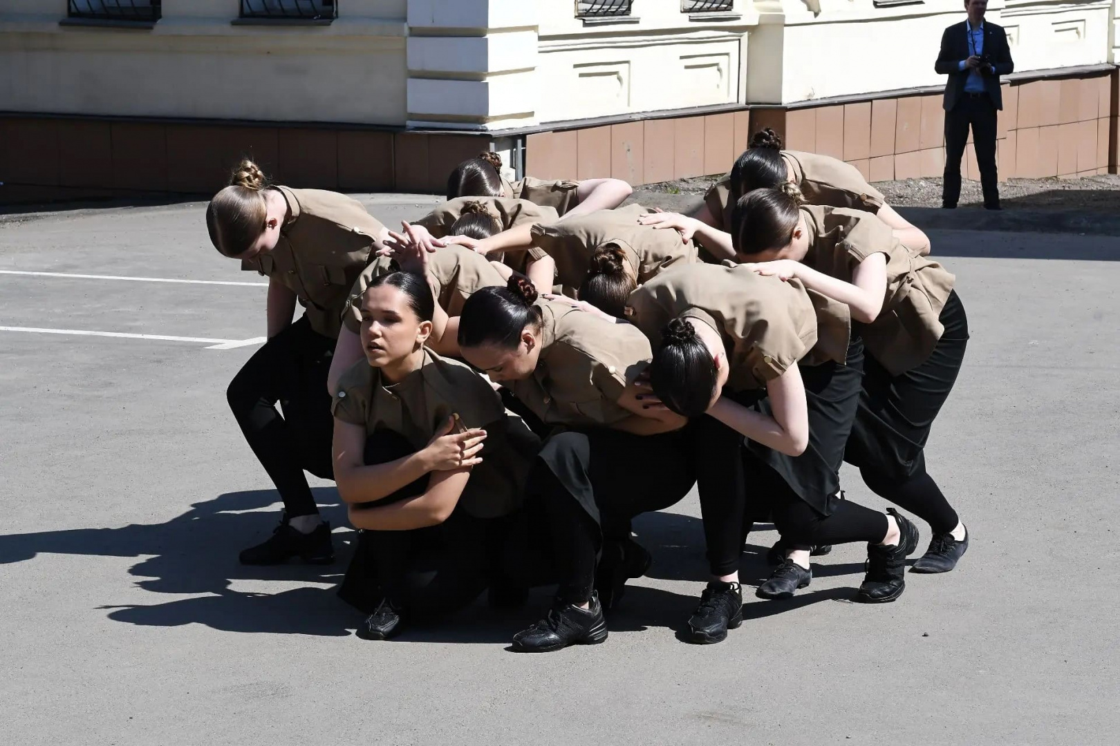 В преддверии 81-й годовщины Победы студенты и сотрудники КИУ вместе с работниками завода «Точмаш» возложили цветы к памятнику погибшим заводчанам