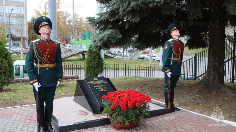В год 35-летия МЧС России в Нижнем Новгороде открыт обновленный мемориал «Подвиг пожарного»