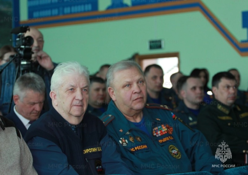 Сотрудников и ветеранов противопожарной службы региона поздравили с профессиональным праздником
