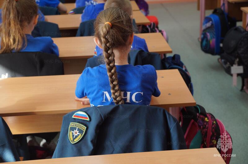 В гости к первоклассникам сотрудники МЧС ЕАО провели урок безопасности