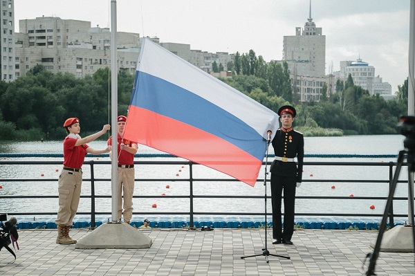 Поднятие флага своими руками. Государственный флаг на торжественных мероприятиях. Дели торжественная церемония поднятия флага. Церемония поднятия флага в школе картинки для презентации.