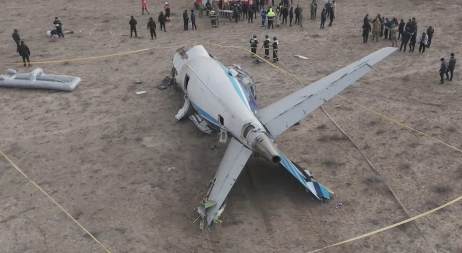 Спасатели на месте крушения под Актау пассажирского самолета Embraer ERJ-190AR Azerbaijan Airlines, выполнявшего рейс Баку — Грозный