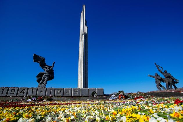 Цветы, возложенные к памятнику Освободителям в Парке Победы в Риге