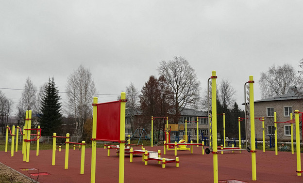 В Белой Холунице сдали спортивную площадку на ул. Молодёжной с нарушением сроков